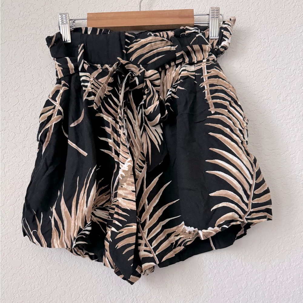 H&M Leaf Patterned High Waisted Paper Bag Shorts
Size 4